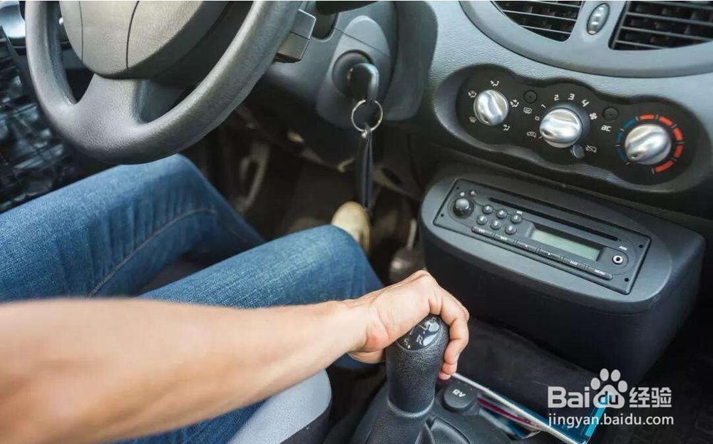 手动挡停车等红灯步骤