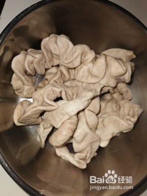 砂锅红烧卤味猪大肠的做法