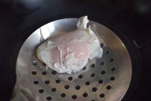 烟熏三文鱼培根本尼迪克蛋，附水波蛋荷兰酱做法