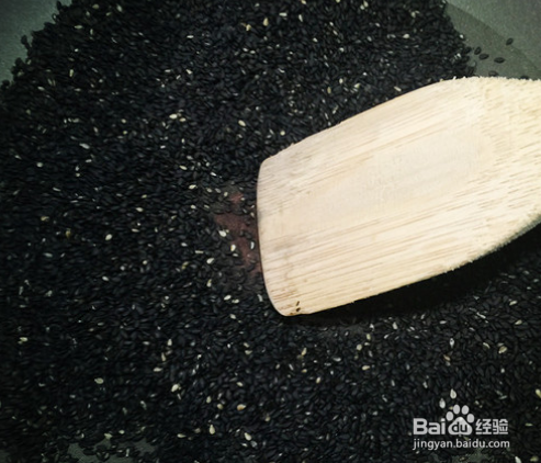 传统的黑芝麻汤圆