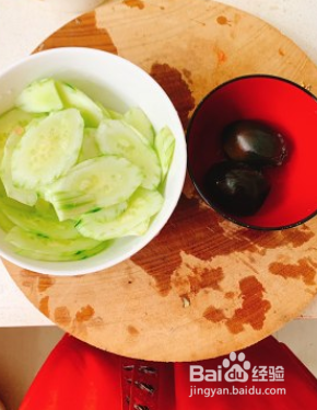 皮蛋黄瓜汤的做法