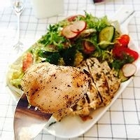 低脂迷迭香烤鸡胸肉的做法