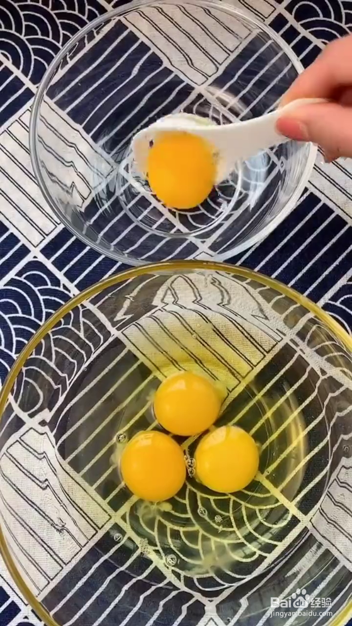 如何制作好吃的蔬菜双色鸡蛋糕？