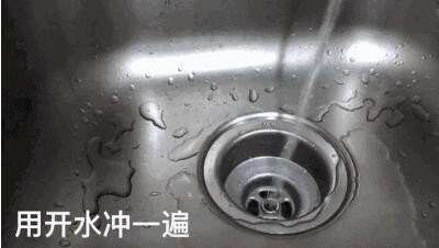 下水道堵了,她随手丢进两块药片就疏通了!