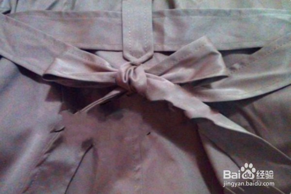 马甲后面的带子怎么系