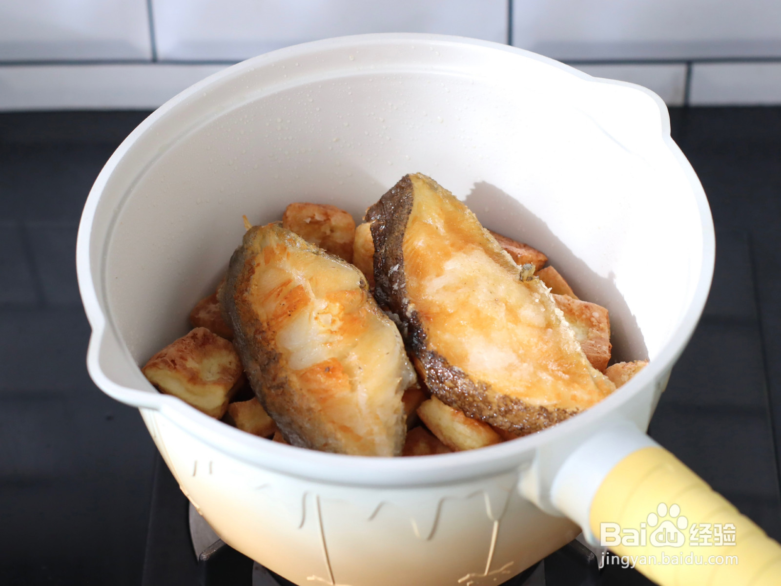 嫩滑鲜香的比目鱼豆腐煲的做法