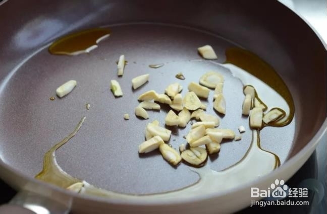 香软绵滑,酱香浓郁的酱烧茄子