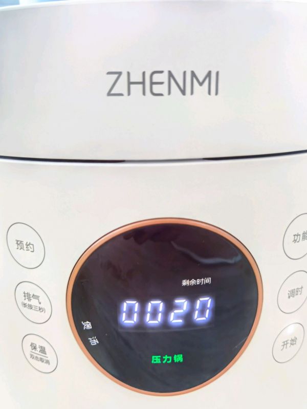 燕窝莲子百合银耳羹