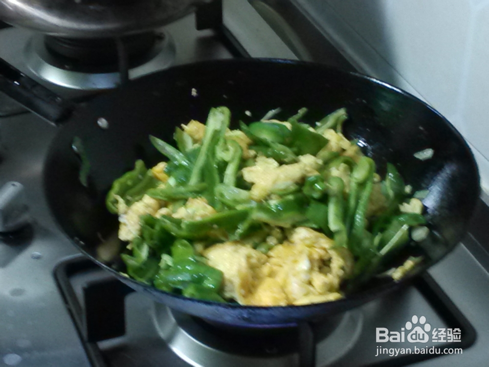 烹饪初学者版：教你怎么做青椒炒鸡蛋
