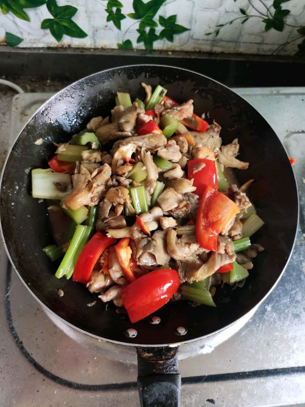 什锦鸡丁炒蘑菇