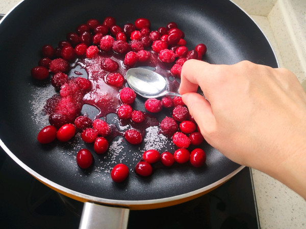 黑全麦松饼配蔓越莓果酱