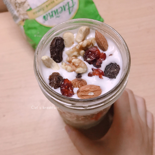 草莓麻薯豆乳燕麦杯
