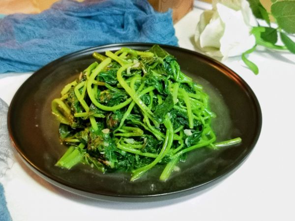 嫩绿蒜蓉地瓜叶