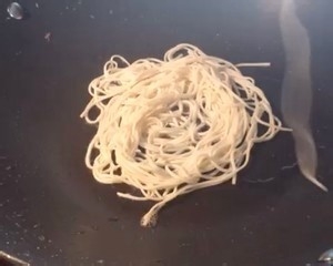 面条做的鸡蛋香葱银丝饼