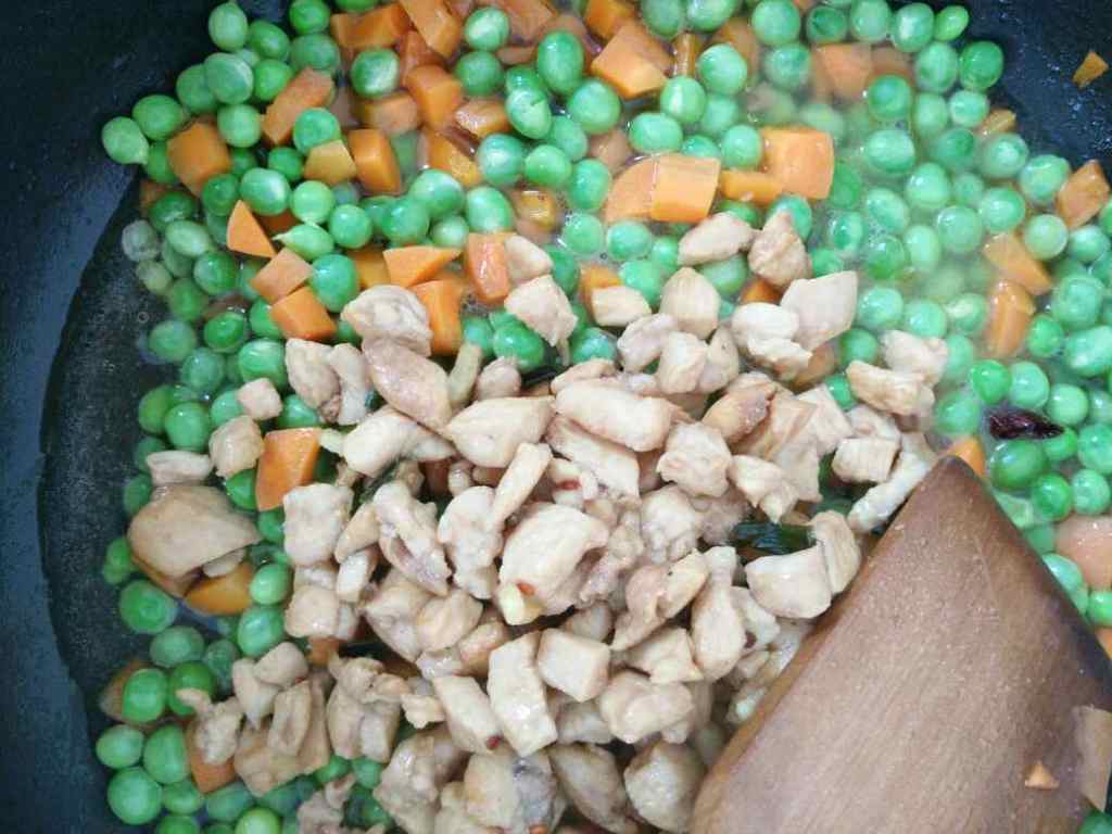 鸡丁炒豌豆这样做更好吃！