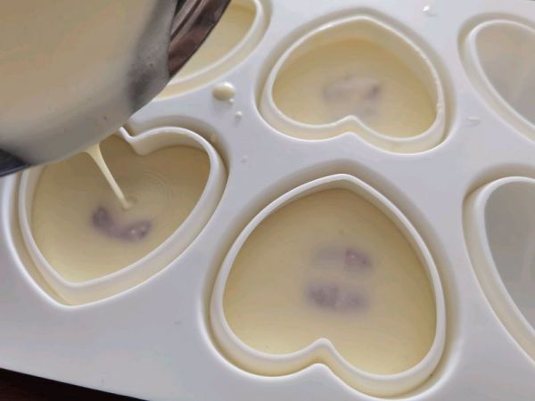 爱心白巧克力夹心慕斯蛋糕