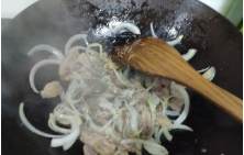 洋葱孜然鸡肉这样做全世界最好吃