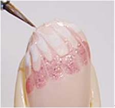 彩绘美甲如此制造，粉嫩您的指甲