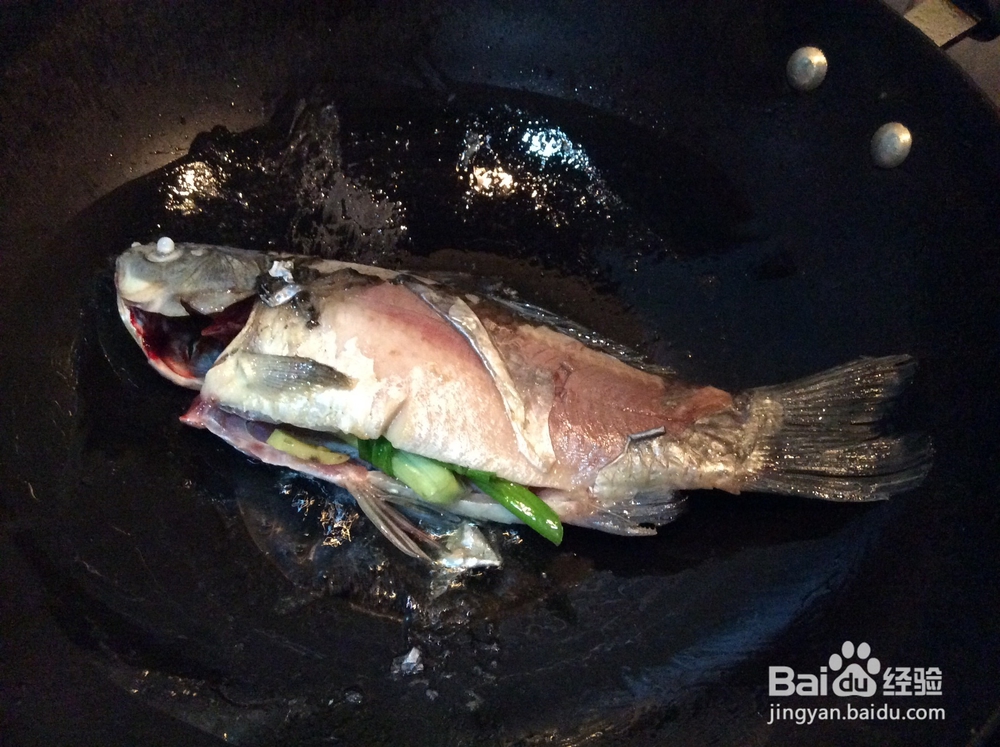 椰肉汁鲫鱼汤的做法