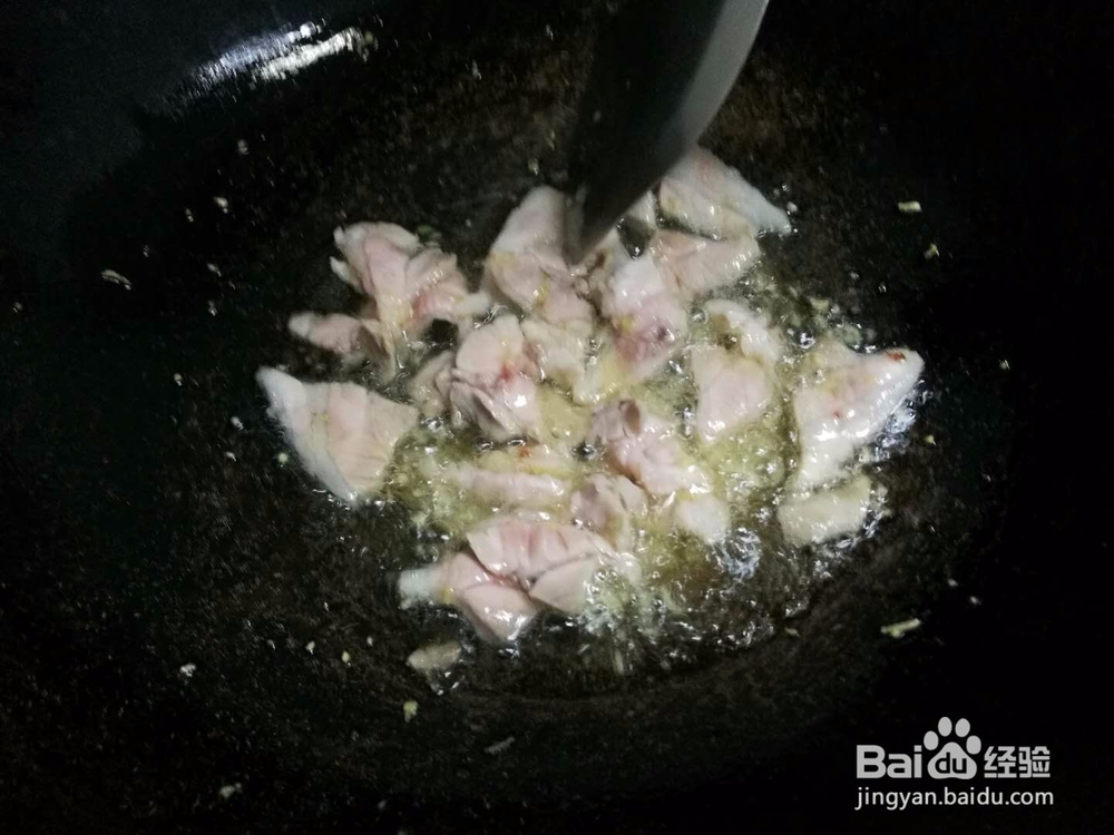苗府洋葱木耳炒肉片的做法