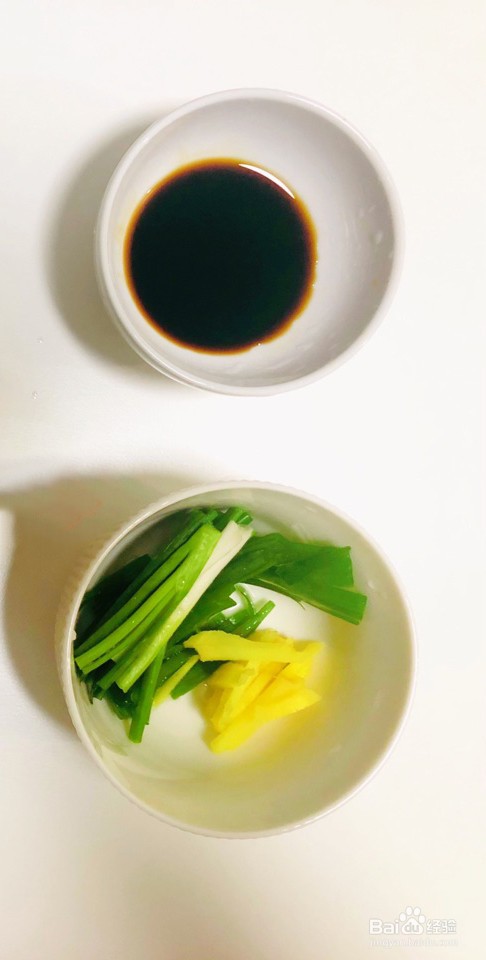 如何制作一份清蒸鲈鱼？