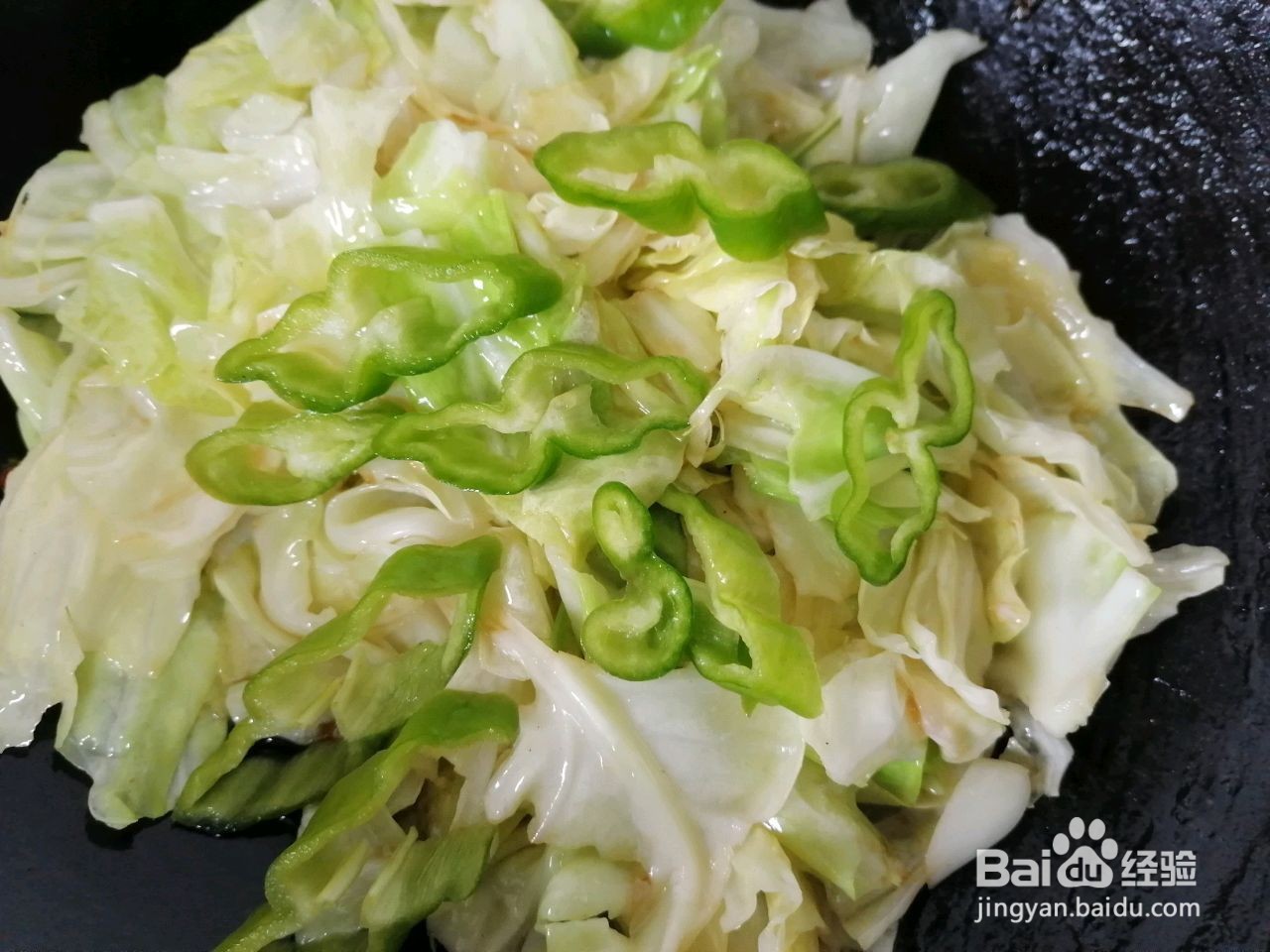 双椒手撕包菜的做法
