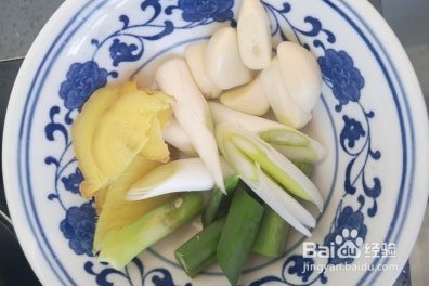 如何做小鸡炖蘑菇?