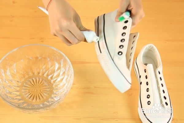 如何清洗白色鞋子？