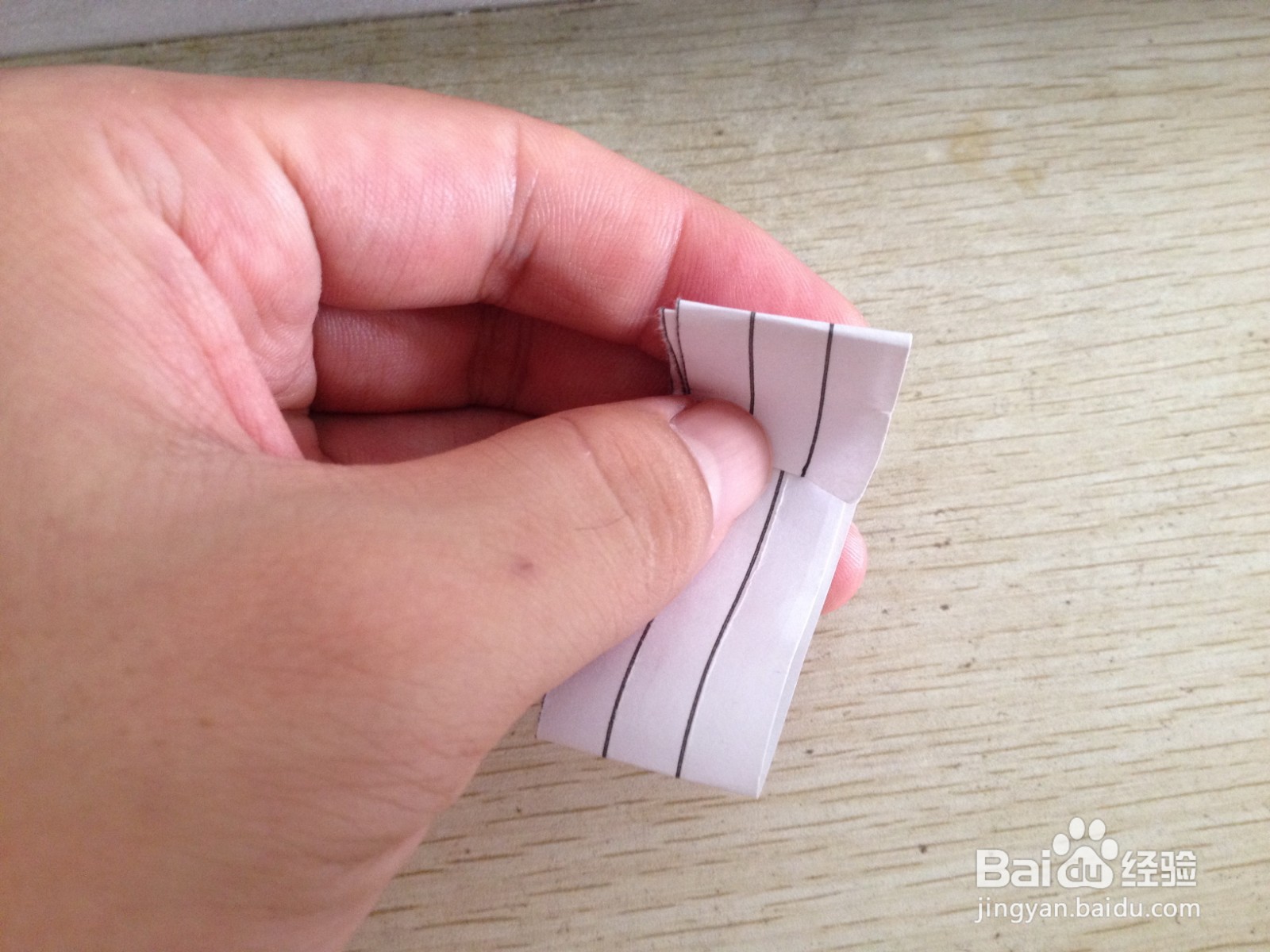 如何用一张纸条做可以支撑两支中性笔的简易支架