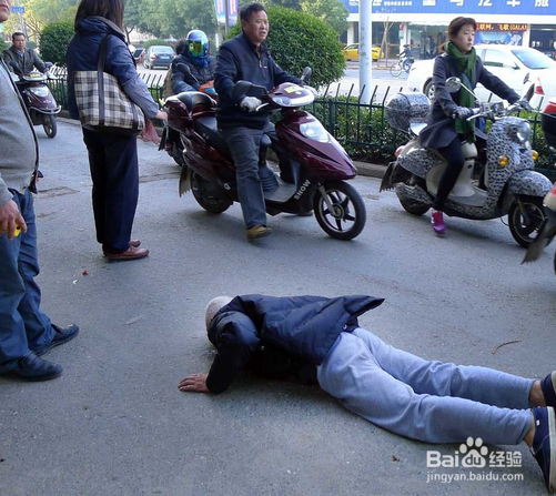 老人倒地要不要扶