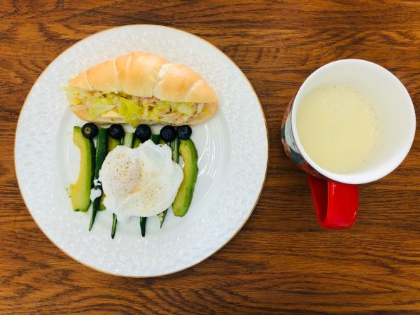 金枪鱼三明治配水波蛋