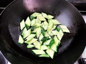 养生食补黄瓜火腿肠的做法