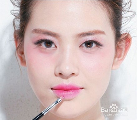教你如何化出咬唇妆 桃花眼