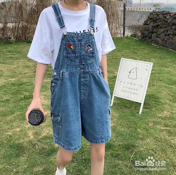 背带牛仔裤怎样穿才够出彩