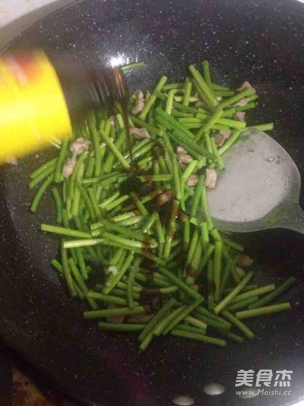 蒜苗炒肉丁的做法