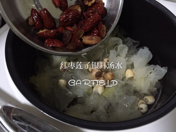 红枣莲子银耳糖水