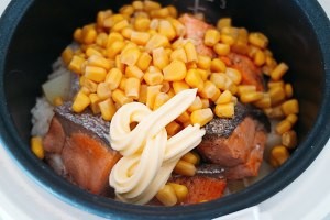 如何做出好吃的三文鱼玉米土豆焖饭