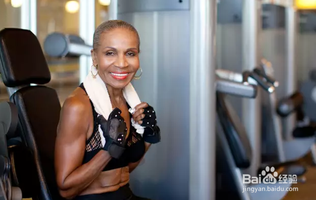 你嫌自己忙没时间锻炼,人家忙成狗也练出了腹肌