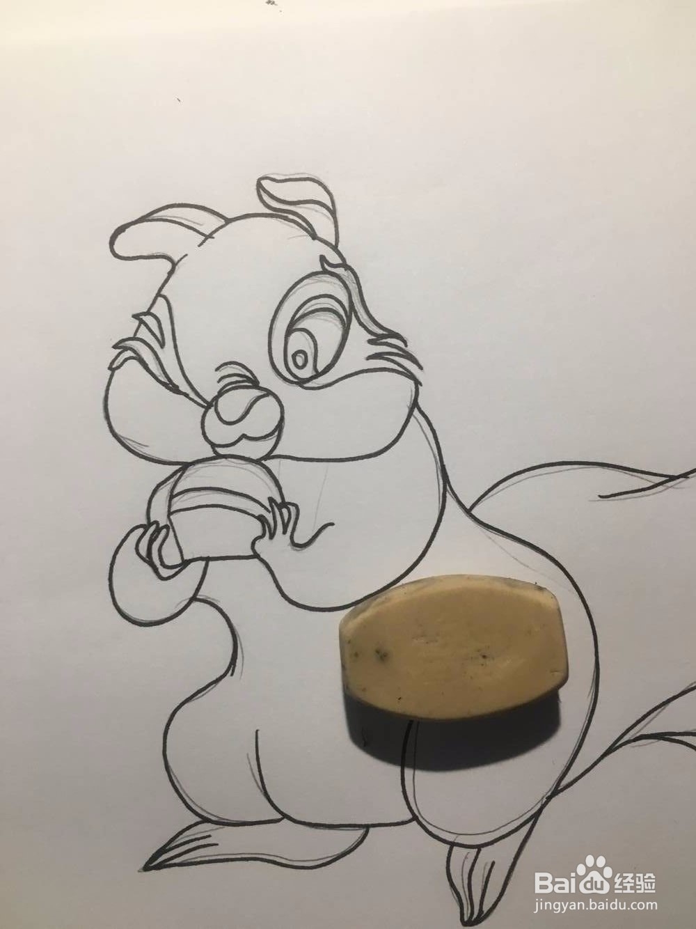 儿童彩色涂鸦:画一只准备吃面包的松鼠 手绘