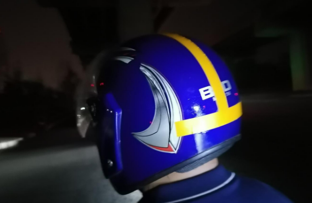 头盔反光条位置