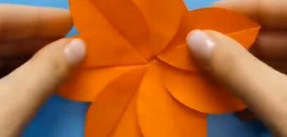 如何用彩纸做出漂亮的纸花