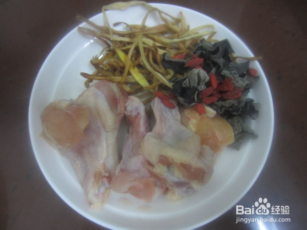 金针菜云耳蒸鸡翅根