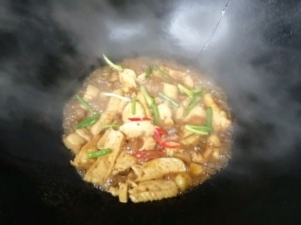 五花肉焖老豆腐