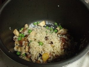 食补佳品香菇腊肠豌豆饭的做法