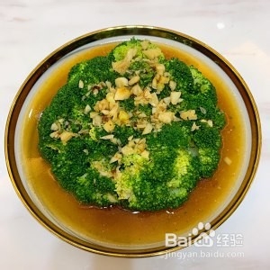 蒜蓉蚝油西兰花,减肥者必备的饱腹菜肴。