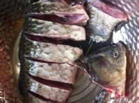 咸鸡蒸鲫鱼如何做