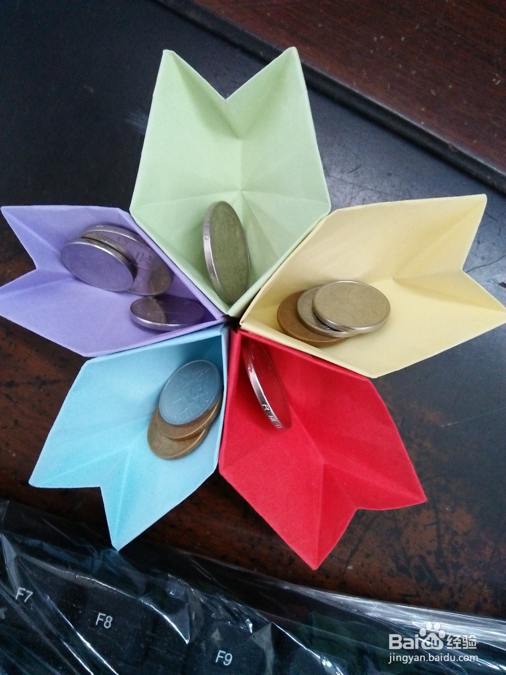 <b>怎么用折纸制作拼接型的五角硬币收纳盒</b>