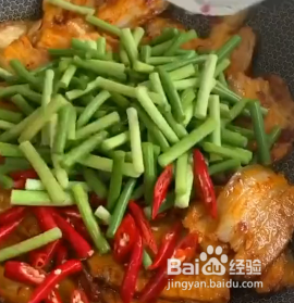怎样做下饭的五花肉炒蒜苔呢