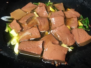 怎么做好吃的自带美颜的鸭血豆腐，肥美下饭！