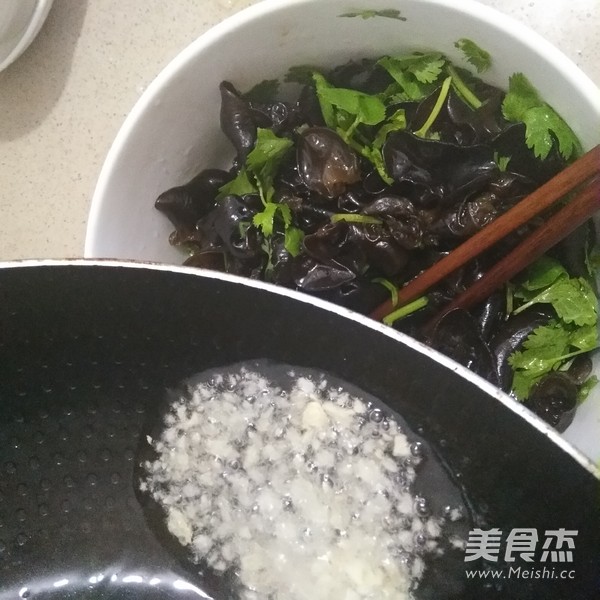 凉拌木耳的做法